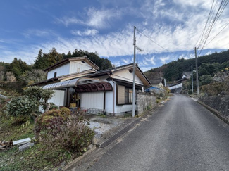 【前面道路含む現地写真】 | 笠間市福原5LDK中古住宅