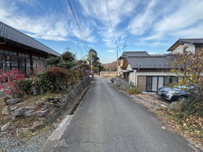 【前面道路含む現地写真】 | 笠間市福原5LDK中古住宅