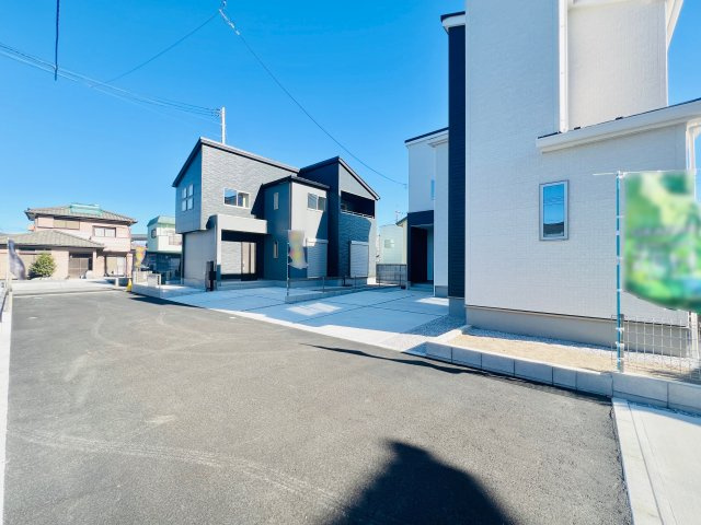 高崎市下小鳥町の前面道路含む現地写真|敷地内で駐車も楽々♪