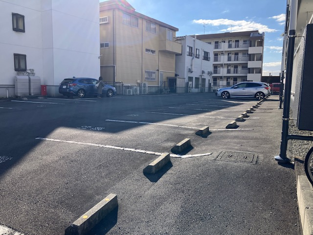 神部ハイツの駐車場