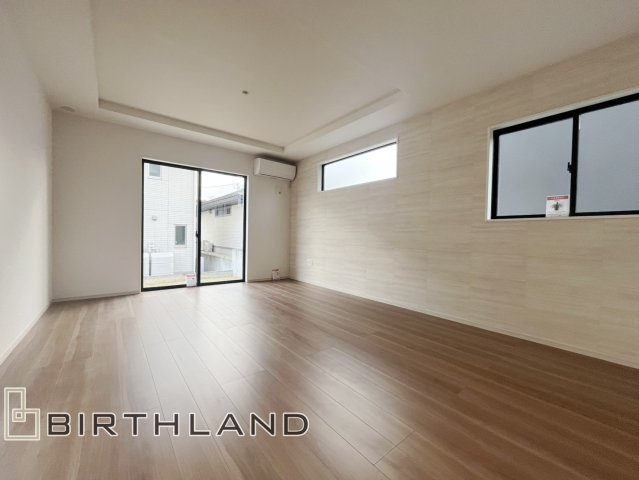 新築戸建・新築建売　二本松市油井2期　油井小・安達中の居間・リビング|南側の大きな窓から日差しが入り明るいリビングはご家族皆さんの憩いの場です！