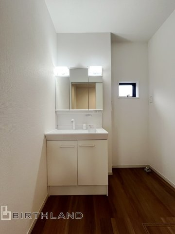 新築戸建・新築建売　二本松市油井2期　油井小・安達中の独立洗面台|三面鏡洗面台で朝の身支度もしやすい＆収納力も◎洗面台に物を置かずすっきり清潔に保つことができます！
