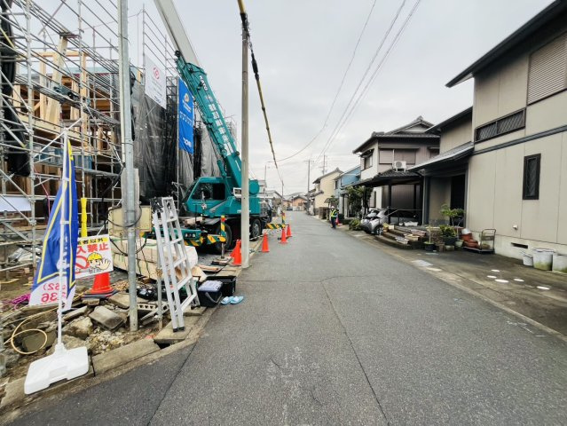 半田市花田町1丁目21番、22番『仲介手数料無料』新築戸建ての前面道路含む現地写真