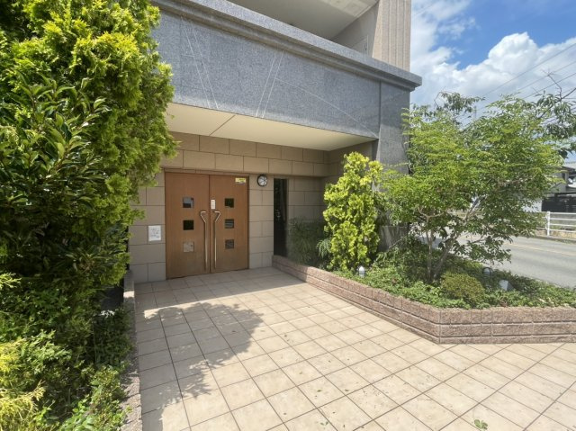 フォルテコート松山南のエントランス