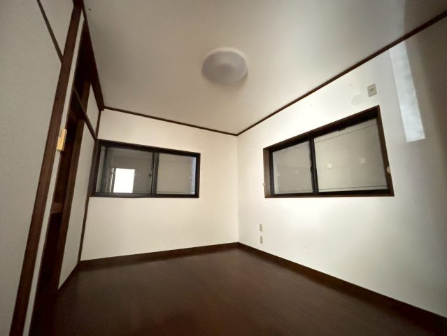 花田戸建の洋室