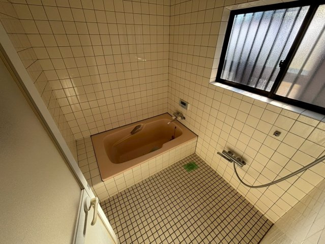 花田戸建の浴室