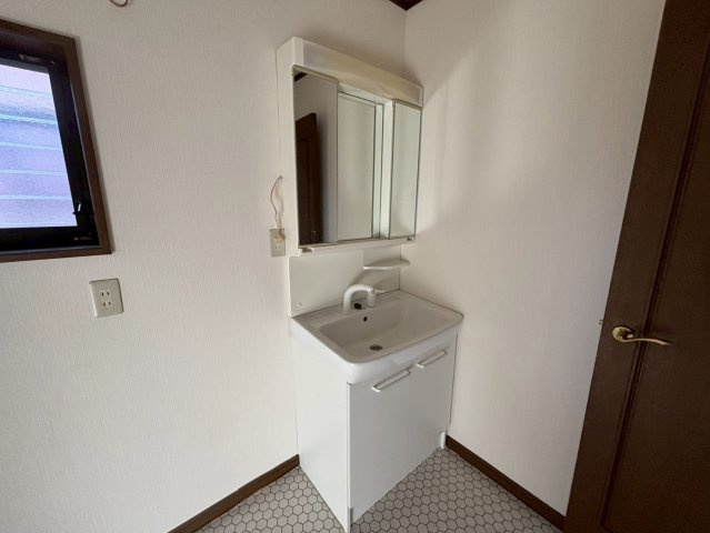 花田戸建の独立洗面台