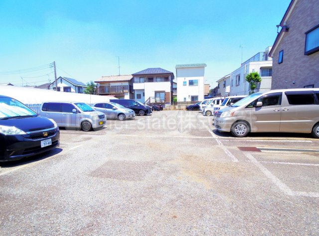 ラークパレスの駐車場