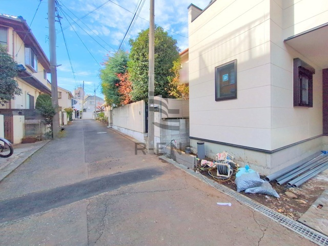 【前面道路含む現地写真】 | 西東京市谷戸町３丁目　新築戸建て　１号棟 | 落ち着いた低層住宅街の一角、静かな暮らしを送れます