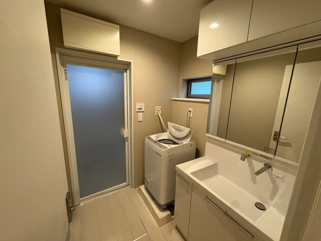 北区赤羽台３丁目の一戸建ての独立洗面台|朝の支度にも助かる、独立の洗髪洗面化粧台