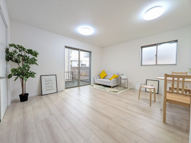 八王子市　狭間町　新築一戸建ての居間・リビング|～15.37帖の明るいLDKで家族団欒の時間をお過ごしいただけます～