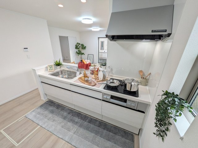 八王子市　狭間町　新築一戸建てのキッチン|～3口コンロと広い調理台でお料理が捗ります～