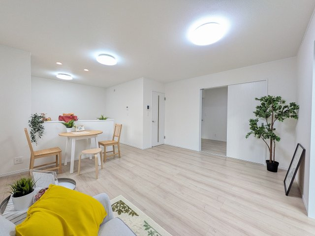 八王子市　狭間町　新築一戸建ての居間・リビング|～15.37帖の明るいLDKで家族団欒の時間をお過ごしいただけます～