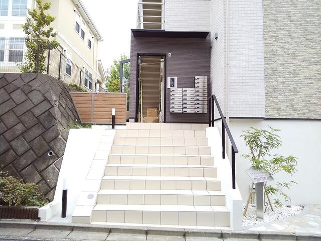 川崎市麻生区上麻生１丁目のアパートのエントランス