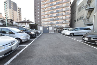 【駐車場】 | マンションの駐車場スペース。空きの有無や駐車料金、サイズ規定などについては、改めてお問い合わせください。～即日のご見学可能～　お問合せはお気軽にどうぞ。
