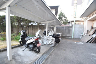 【駐車場】 | バイク置き場。空き区画の有無や駐輪料金、サイズおよび排気量規定などについては、改めてお問い合わせください。～即日のご見学可能～　お問合せはお気軽にどうぞ。