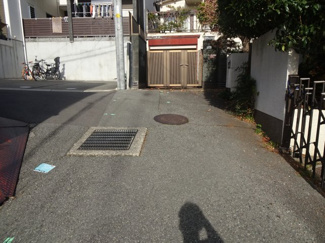 【前面道路含む現地写真】 | 川西市平野1丁目25の2　中古一戸建て