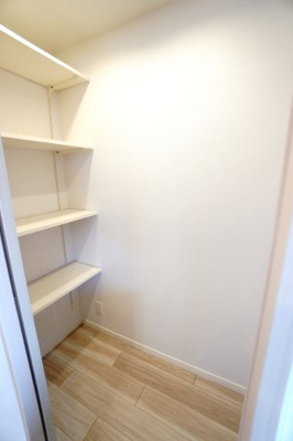 【収納】 | 【上質リノベ】コムズ天満 | 【約0.8帖パントリー】
棚の高さを変更できるフリーラック。
キッチン収納に入らない調理器具や
消耗品もキッチン横にストックできます！
また、電源も装備されているので
コードレス家電の充電にも便利！