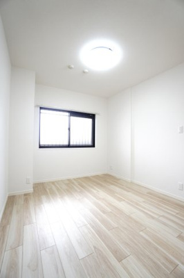 【洋室】 | 【上質リノベ】コムズ天満 | 【洋室約5.5帖】
心と体をゆったりと安らげる主寝室。
寝室のゆとりが大きい分だけ、
暮らしの安らぎは深まります。
一日の疲れを癒すだけでなく、
ご夫婦の親密な語らいを紡ぎ出します。