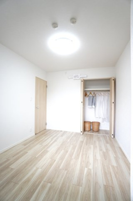 【洋室】 | 【上質リノベ】コムズ天満 | 【洋室約5.5帖】
どんな家具や敷物でも部屋に馴染みやすく、
コーディネートがし易そうですね。
配置も柔軟に対応できるので身の回りの整理もし易い！
自分好みの空間に出来そうですね！