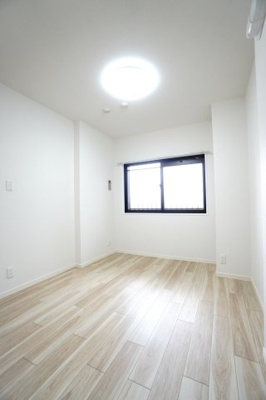 【洋室】 | 【上質リノベ】コムズ天満 | 【洋室約5.1帖】
居室にはクローゼットを完備。
自由度の高い家具の配置が叶うシンプルな空間です。
お子様の成長と人数と共に必要になる
子供部屋にもぴったりの間取りですね