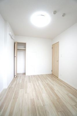 【洋室】 | 【上質リノベ】コムズ天満 | 【洋室約5.1帖】
こども部屋をコーディネート！このぐらいの広さがあれば、 
お子さんの好きな色やモチーフを使ったコーディネートで、
勉強もお片付けも全部楽しいお気に入りの空間にしていけそうですね！