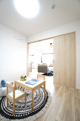 【洋室】 | 【上質リノベ】コムズ天満 | 【洋室約4.5帖】
将来、家族構成が変わった時等、第2子供部屋としても活用できそうですね！
勿論、エアコンの先行配管もしてあるので、壁付けのエアコン設置OKです！
快適な居室環境で過ごせそうです！