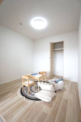 【洋室】 | 【上質リノベ】コムズ天満 | 【洋室約4.5帖】
在宅勤務・リモートワークの書斎や、
趣味やくつろぎのスペースとしても。
家族と一緒に楽しい時間を過ごす中にも、
一人でくつろげる時間と場所は特に良いですね。