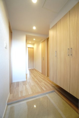 【玄関】 | 【上質リノベ】コムズ天満 | 【玄関ホール】
人を迎え入れる最初の場所だからこそ、
清潔感があり纏まった空間にして頂ける様に
大型フローティングシューズBOXを設置。
照明はオートライト。消し忘れや
出入りが暗くならなく済みます！