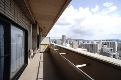 【バルコニー】 | 【上質リノベ】コムズ天満 | 【バルコニー】
リビング全面が接するワイドバルコニー。
前面の建物が邪魔することなくよく陽が当たり、お洗濯物もすぐ乾きそう！
この位の広さがあると、エアコン室外機を置いても十分なスペースを保てます。