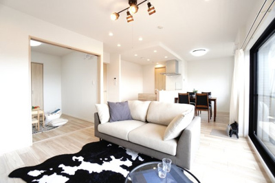 【居間・リビング】 | 【上質リノベ】コムズ天満 | 【約16.4帖LDK】
今回のリノベーションは「ナチュラル」
リビングの窓がこれまでに見たことの無い大きさ！
明るい陽射しを目一杯取り入れることができる
この窓を活かすには、このスタイルが一番似合う。