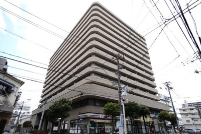 【外観】 | 【上質リノベ】コムズ天満 | 【耐震性】
耐震性の高さを判断するポイントは、
建築確認申請日が1981年6月1日以降の
新耐震基準に適合しているかどうか。
震度６程度の大地震でも
建物が崩壊しないレベルが基準になりました。