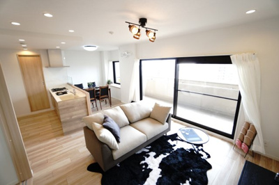 【居間・リビング】 | 【上質リノベ】コムズ天満 | 【約16.4帖LDK】
ナチュラルな素材感とモダンなシルエットが組合さり温かみと洗練された印象に。
また、キッチンに立つ人が主役となれるシームレスなデザインで
よりコミュニケーションが取りやすい形に