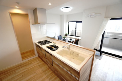 【キッチン】 | 【上質リノベ】コムズ天満 | 【キッチンスペース】
今回のキッチンは料理をすることが楽しみになる心地よさで
家族みんなが使いたくなるようなワクワクいたします。
また、リビングから手元が見えないように配慮されたデザインも嬉しい♪