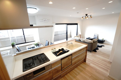 【キッチン】 | 【上質リノベ】コムズ天満 | ☆キッチンの特徴☆
・クリナップ社製
・アクリストンワークトップ＆シンク
・浄水器一体型ハンドシャワー水栓
・一度に5人分食器洗い乾燥機
・Jサイドフード
・強化ガラス製オイルガード
・パントリー