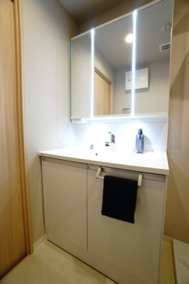 【独立洗面台】 | 【上質リノベ】コムズ天満 | 【コスメカウンター】
Panasonic社製！
「美ルックツインラインLED照明」は、
従来の照明より自然な肌の色に見える照明。
肌の色味を美しく引き立て、
洗面ボウルも広くメイクの時間をより素敵に。