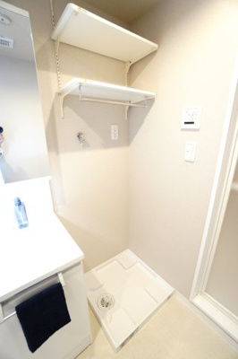 【独立洗面台】 | 【上質リノベ】コムズ天満 | 【パウダールーム】
嬉しい、タオル掛け付きの2段可動式のリネンラック。
しかも装着が楽なワンタッチ式の給水栓！
洗濯機置場はドラム式の洗濯機も入るサイズですが、
お手持ちのサイズが入るか要確認です！