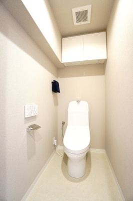 【トイレ】 | 【上質リノベ】コムズ天満 | 【レストルーム】
TOTO社製！きれいをまもるせいけつトイレ！
お掃除はサッとひとふきで完了！
少ない水で、汚れをしっかり洗い流します。
手洗い機能付きなので、もしもの時も慌てない！
キャビネット付！