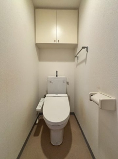 【トイレ】 | アクアウィング353 | 便利で快適なウォシュレット付き　GOOD！
便座を温める機能もついているので、居心地が良く、つい長居してしまいそう！！
換気用に窓もついているので空気の入れ替えがしやすく、クリーンな空間を保てます！！