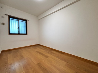 【洋室】 | アクアウィング353 | ゆったりと安らげる洋室。寝室のゆとりが大きい分だけ、暮らしの安らぎは深まります。疲れを癒すだけでなく、ご夫婦の親密な語らいを紡ぎ出します。居心地がよく快適に過ごせる寝室の空間づくりにこだわりましょう。