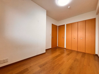 【洋室】 | アクアウィング353 | 家族一人ひとりの大切なプライベート空間！それぞれのお好みに合わせてインテリア出来るようなシンプルなデザイン！暮らし心地を大く左右する収納を、適材適所に配置し使い勝手を重視！明るく温もりがあります！！