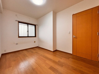 【洋室】 | アクアウィング353 | ゆったりと安らげる洋室。寝室のゆとりが大きい分だけ、暮らしの安らぎは深まります。疲れを癒すだけでなく、ご夫婦の親密な語らいを紡ぎ出します。居心地がよく快適に過ごせる寝室の空間づくりにこだわりましょう。