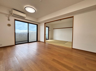 【居間・リビング】 | アクアウィング353 | 忙しい朝でも、しっかり家族が揃って食事をして頂けるゆとりある大きさのダイニングスペース♪♪奥様が作る手料理をカウンター越しに受けとって頂き、テーブルで囲む素敵な時間を存分に。素敵な空間です！！