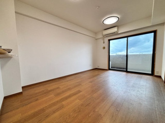 【居間・リビング】 | アクアウィング353 | 明るく開放的な空間が広がるリビングダイニング。室内には豊かな陽光が注ぎ込み、爽やかな住空間を演出。ホームパーティーでもゲストと一緒に料理を楽しみながら楽しい時間を過ごせそう。一生の思い出になる瞬間♪♪