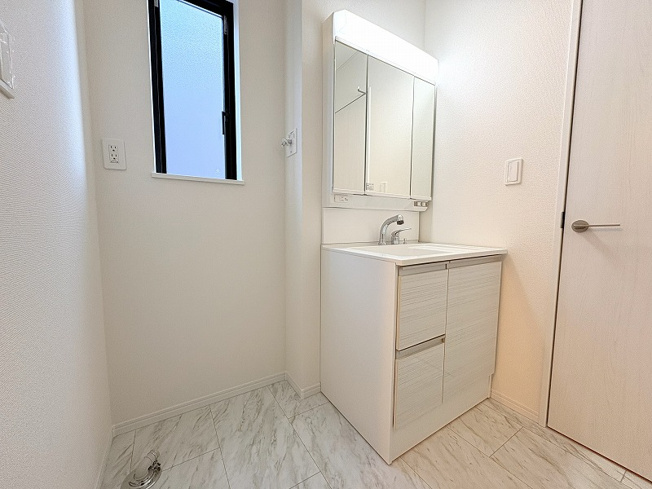【独立洗面台】 | 新座市栄3丁目　新築一戸建住宅　全5棟　(保谷店) | 洗面台には大きく見やすい三面鏡が付いているので、身支度がスムーズに行えます。