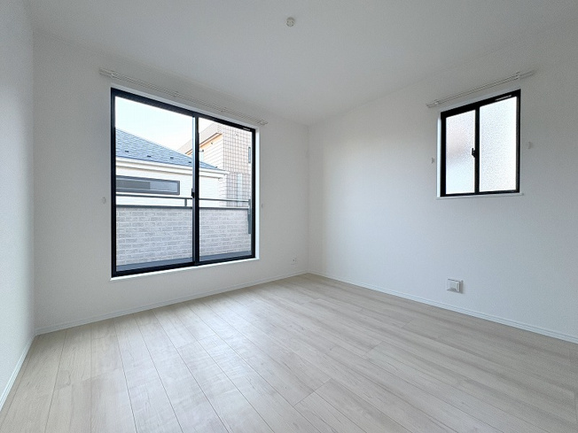 【寝室】 | 新座市栄3丁目　新築一戸建住宅　全5棟　(保谷店) | 2階6.12帖/落ち着いた色味のクロスとフローリングでほっと一息つける空間。
