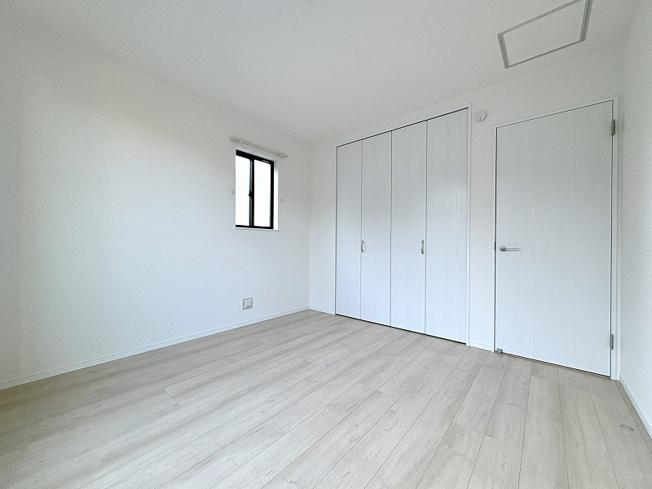 【寝室】 | 新座市栄3丁目　新築一戸建住宅　全5棟　(保谷店) | 2階6.12帖/落ち着いた色味のクロスとフローリングでほっと一息つける空間。