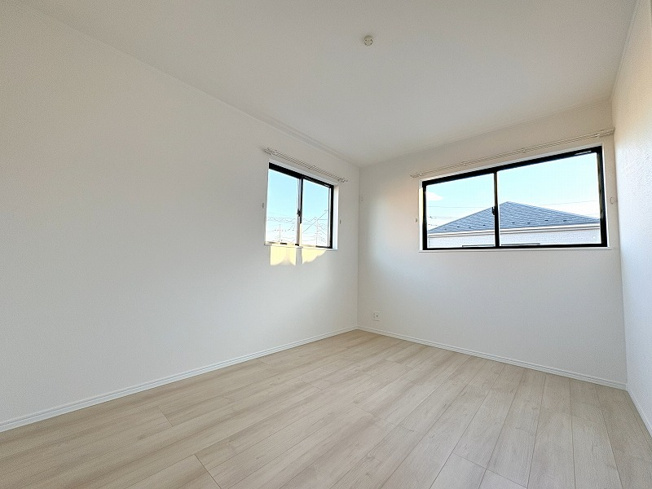 【洋室】 | 新座市栄3丁目　新築一戸建住宅　全5棟　(保谷店) | 2階6帖東側/さまざまな家具を取り入れやすいナチュラルな内装。