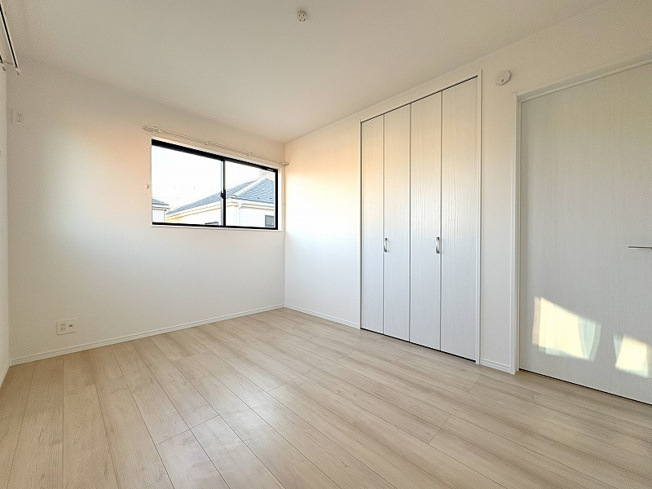 【洋室】 | 新座市栄3丁目　新築一戸建住宅　全5棟　(保谷店) | 2階6帖東側/さまざまな家具を取り入れやすいナチュラルな内装。