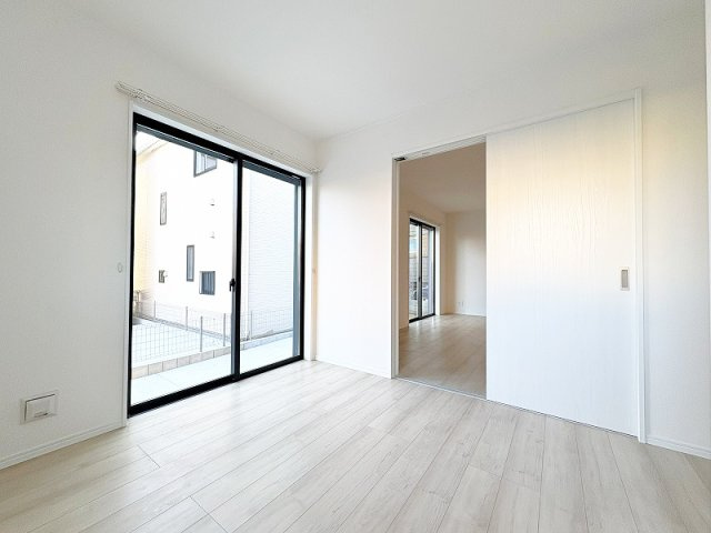 【子供部屋】 | 新座市栄3丁目　新築一戸建住宅　全5棟　(保谷店) | 1階5帖/玄関とリビングの2方向から出入り可能！客間やキッズルームにも便利なお部屋です。